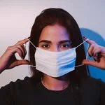 Lari ajustando a máscara de proteção